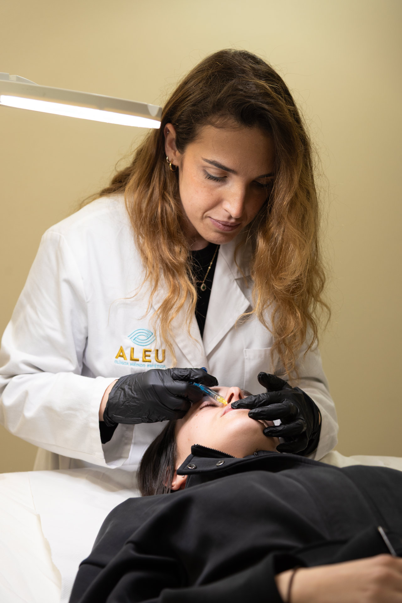 Profesional de Aleu Estética durante un tratamiento en cabina