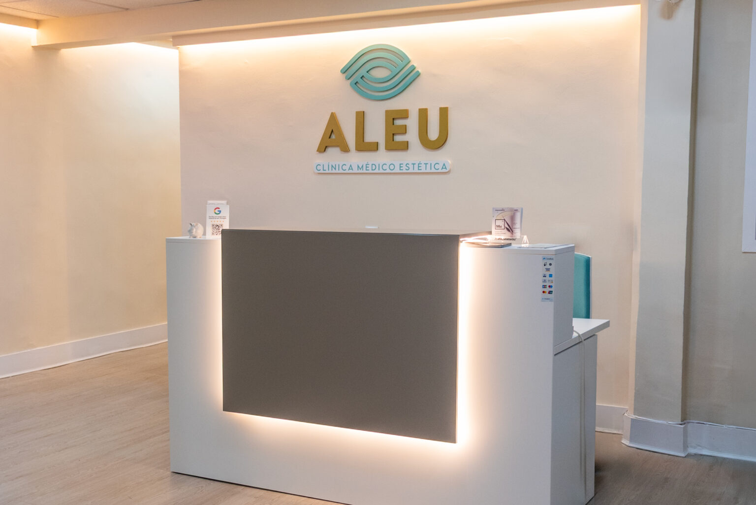 nstalaciones de Clínica Aleu en Algeciras, con un ambiente elegante, luminoso y profesional.