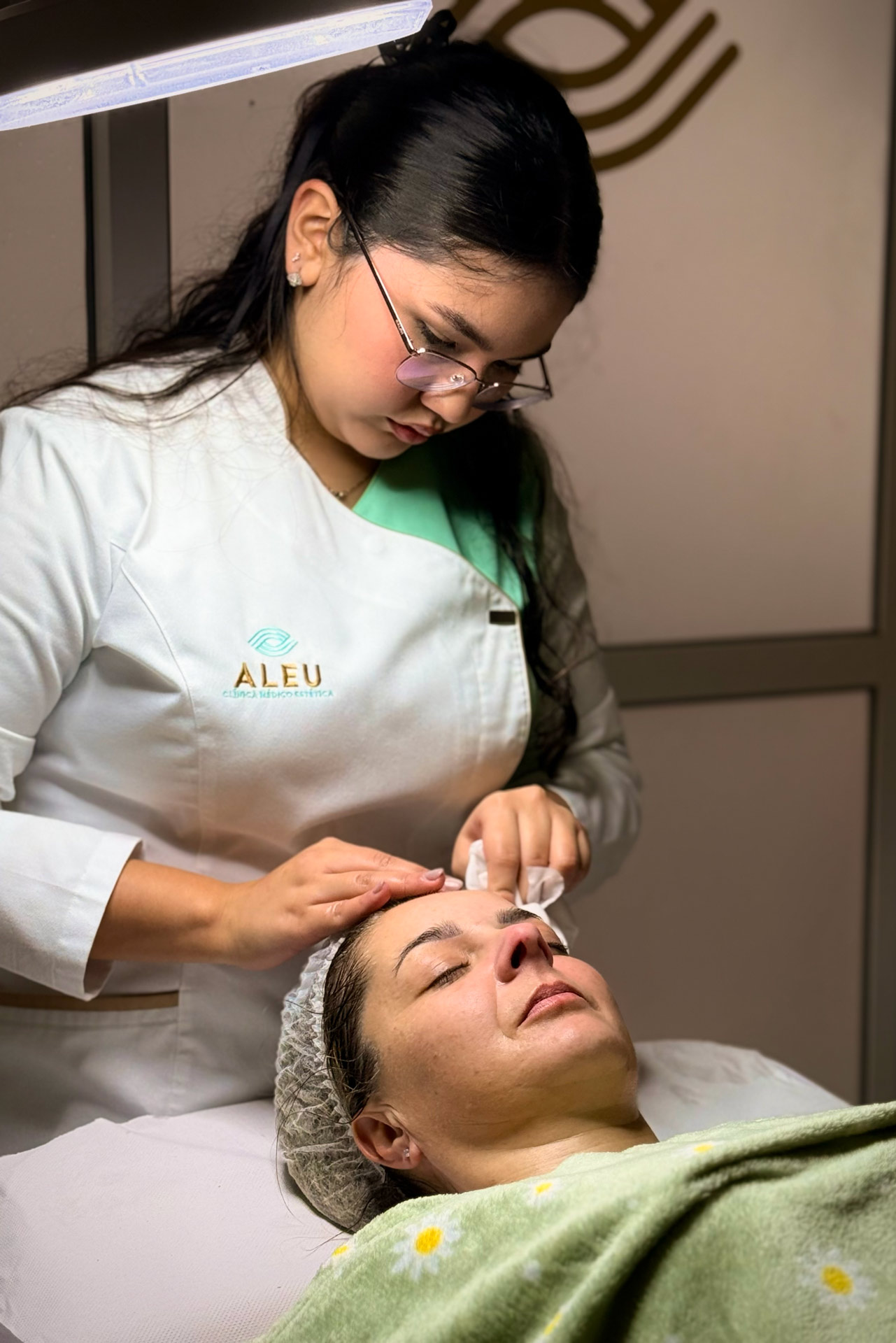 Profesional de Aleu Estética durante un tratamiento en cabina