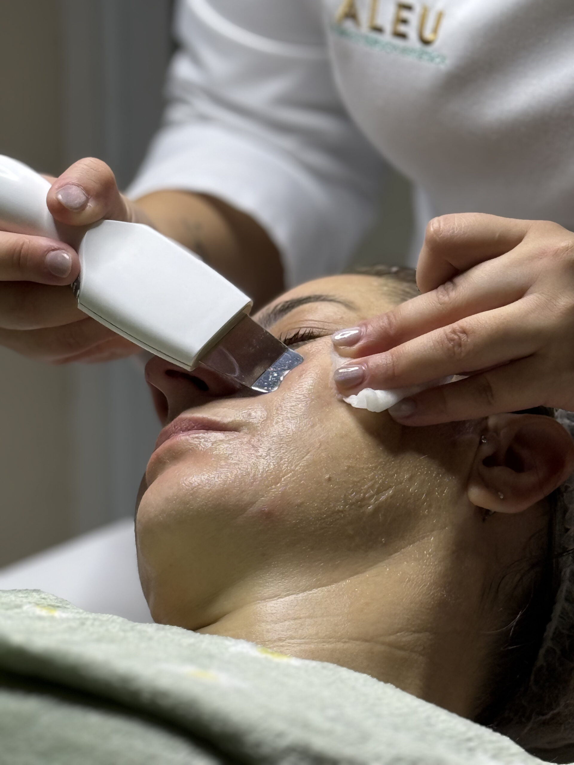 Tratamiento de peeling facial en Clínica Aleu, realizado en cabina para mejorar la textura y luminosidad de la piel.