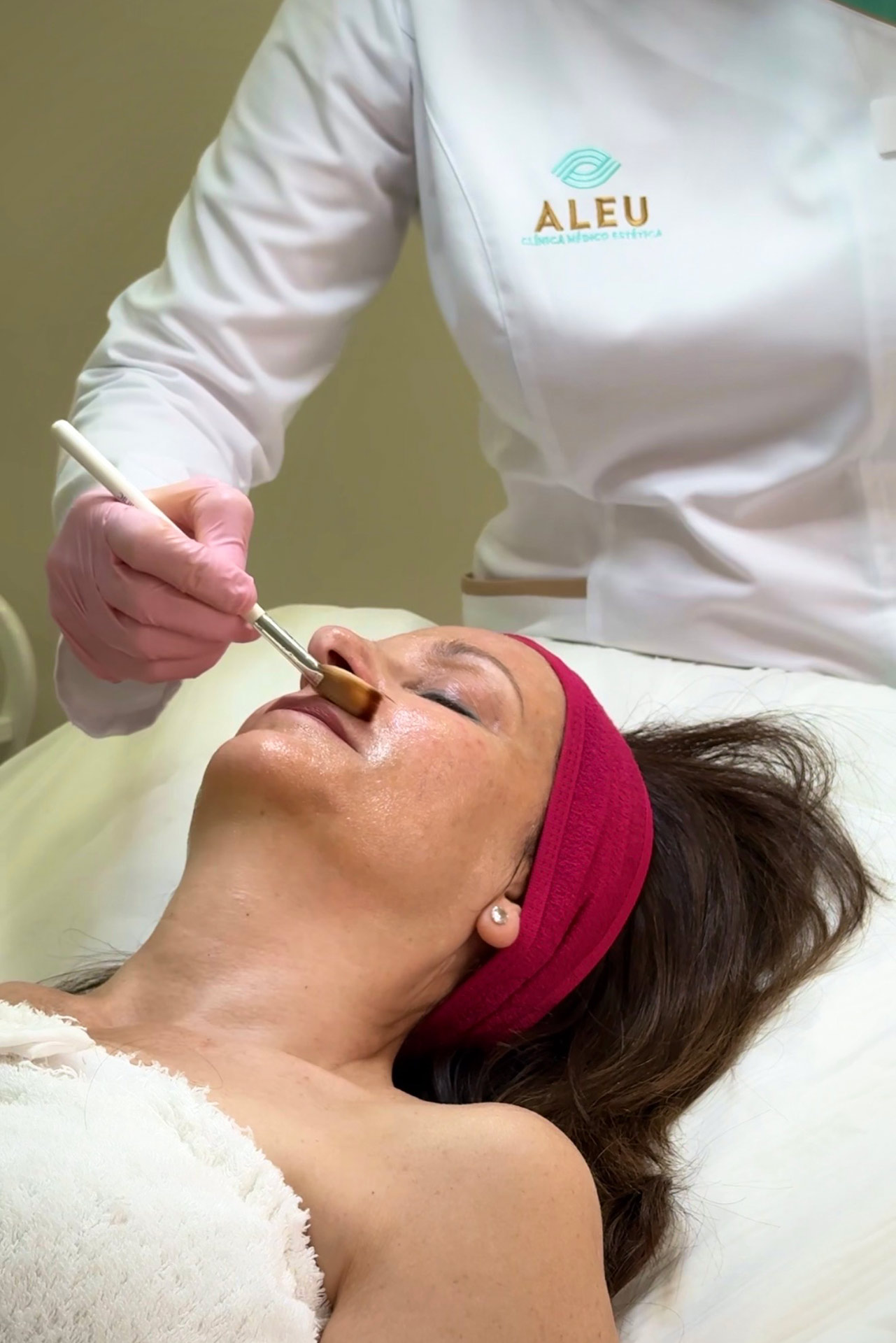 Profesional de Aleu Estética durante un tratamiento en cabina