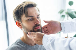 Marcación mandibular en Clínica Aleu para definir el contorno facial en Algeciras
