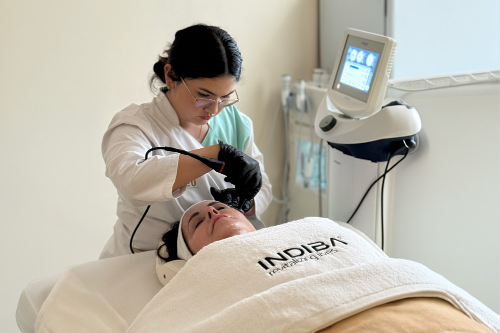 INDIBA facial en Clínica Aleu, tratamiento facial no invasivo para mejorar la calidad de la piel en Algeciras