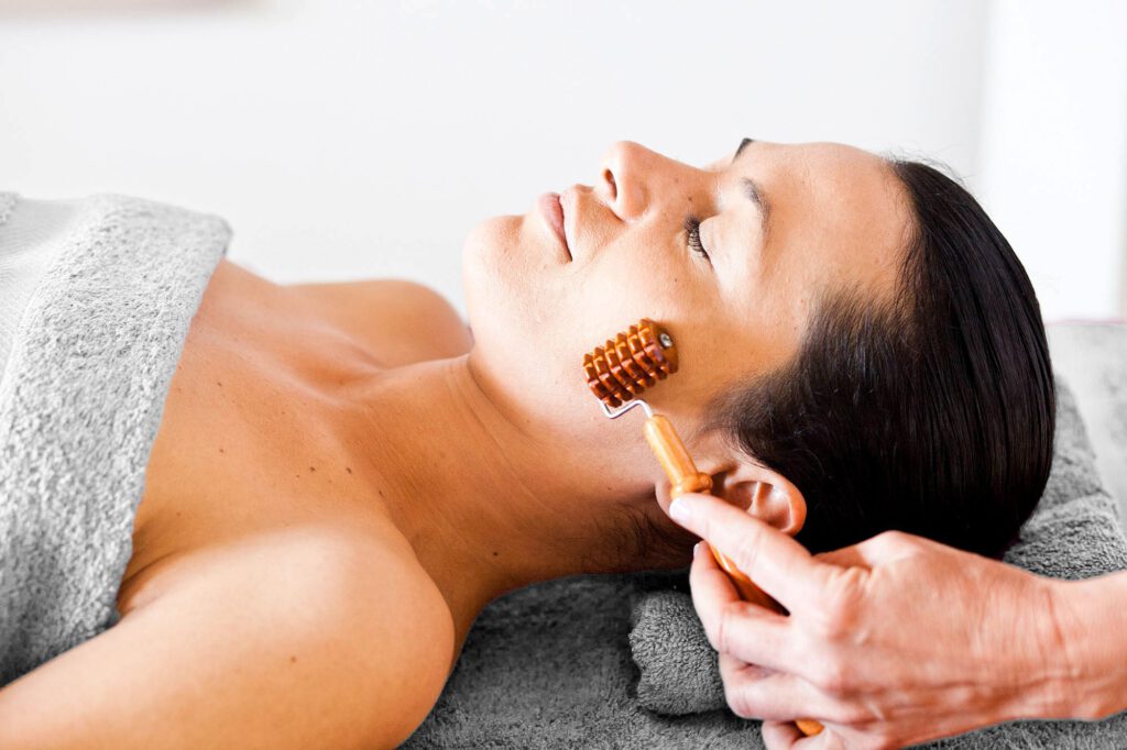 Maderoterapia facial en Clínica Aleu, tratamiento facial no invasivo para mejorar el aspecto y la luminosidad del rostro en Algeciras